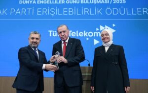 Türk Telekom, Dünya Engelliler Günü dolayısıyla düzenlenen “Engelsiz Türkiye Yüzyılı Dünya Engelliler Günü Buluşması” kapsamında “Dijital Erişilebilirlik” ödülüne layık görüldü.