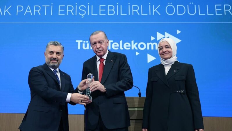 Türk Telekom, Dünya Engelliler Günü dolayısıyla düzenlenen “Engelsiz Türkiye Yüzyılı Dünya Engelliler Günü Buluşması” kapsamında “Dijital Erişilebilirlik” ödülüne layık görüldü.